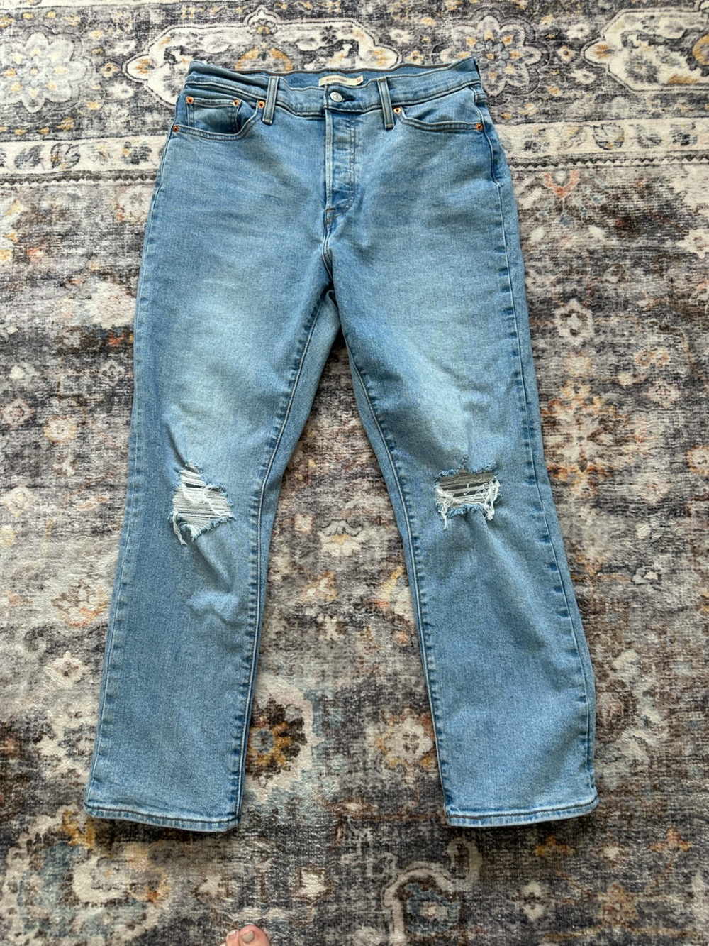 Levi’s Wedgie Straight Light Wash Distressed Ankle Jeans - Size 32